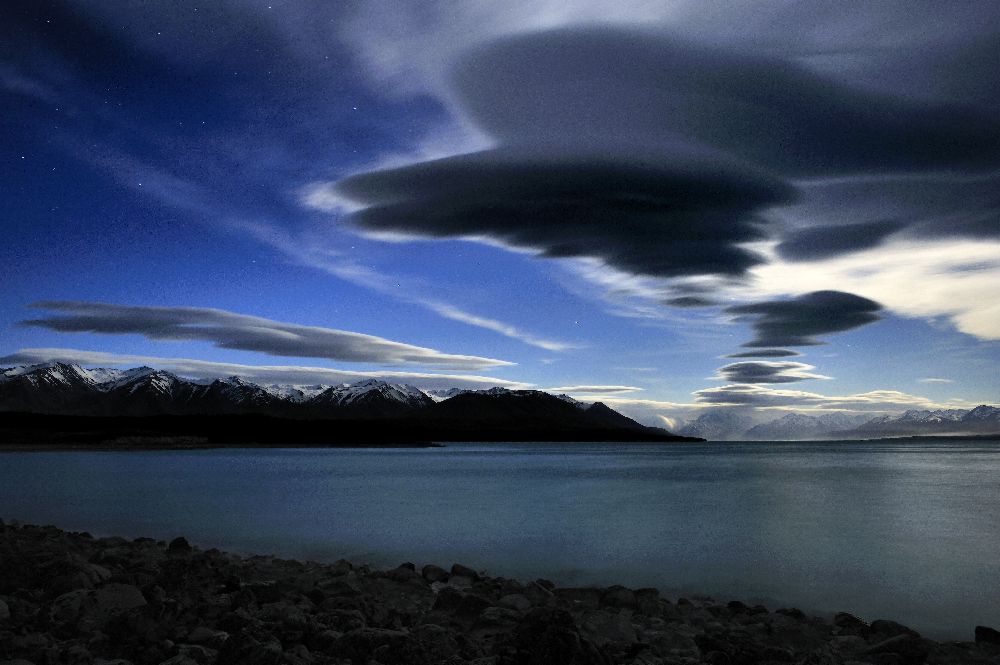 Lake Pukake and Mount Cook by moonlight van James Symington ARPS