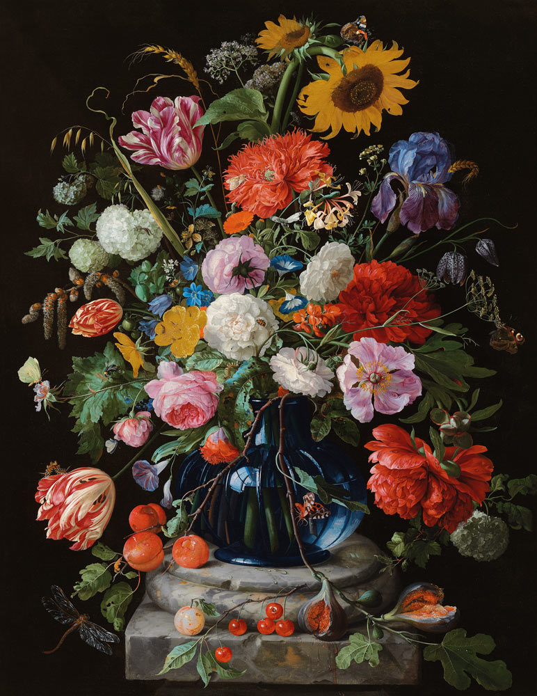 Tulpen, een zonnebloem, een iris en andere bloemen in een glazen vaas op een marmeren 
voet van Jan Davidsz de Heem