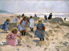 Kinderen spelend op het strand
