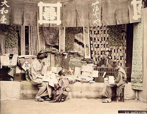 A Japanese cloth store, c.1890 (hand coloured photo) van Japanese Photographer, (19th century)