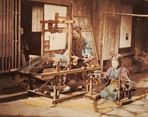 Japanese women weaving, c.1890 (hand-coloured photo) van Japanese Photographer, (19th century)