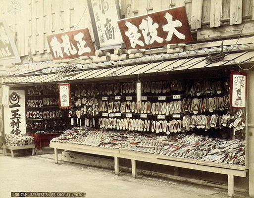 Shoe shop in Kyoto, c.1890 (hand-coloured photo) van Japanese Photographer, (19th century)
