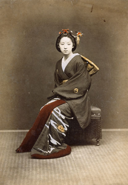 Jong Japans meisje in een Kimono, c.1860-70 (hand coloured photo) van Japanese School, (19th century)