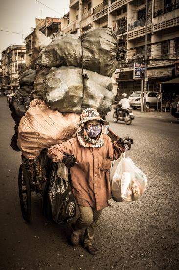 Carrying my life - Phnom Penh - Cambodia