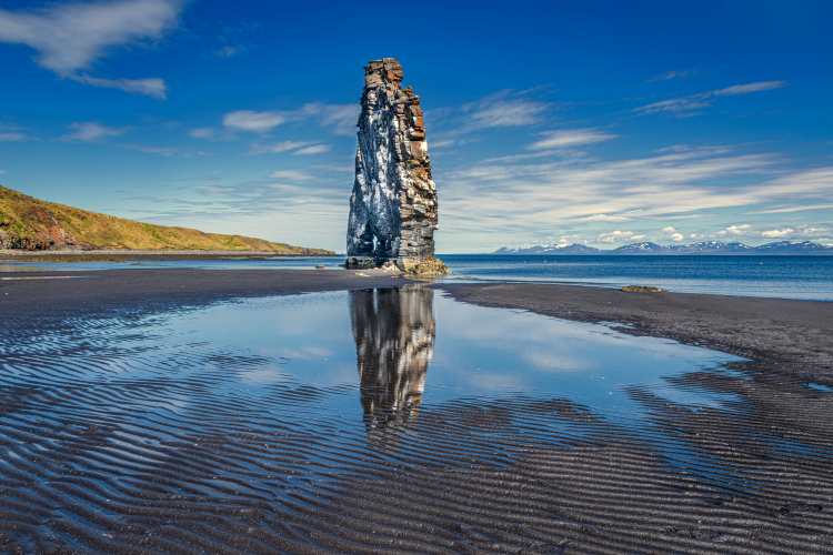 dinosaur rock in northwestern Iceland van Jeffrey C. Sink