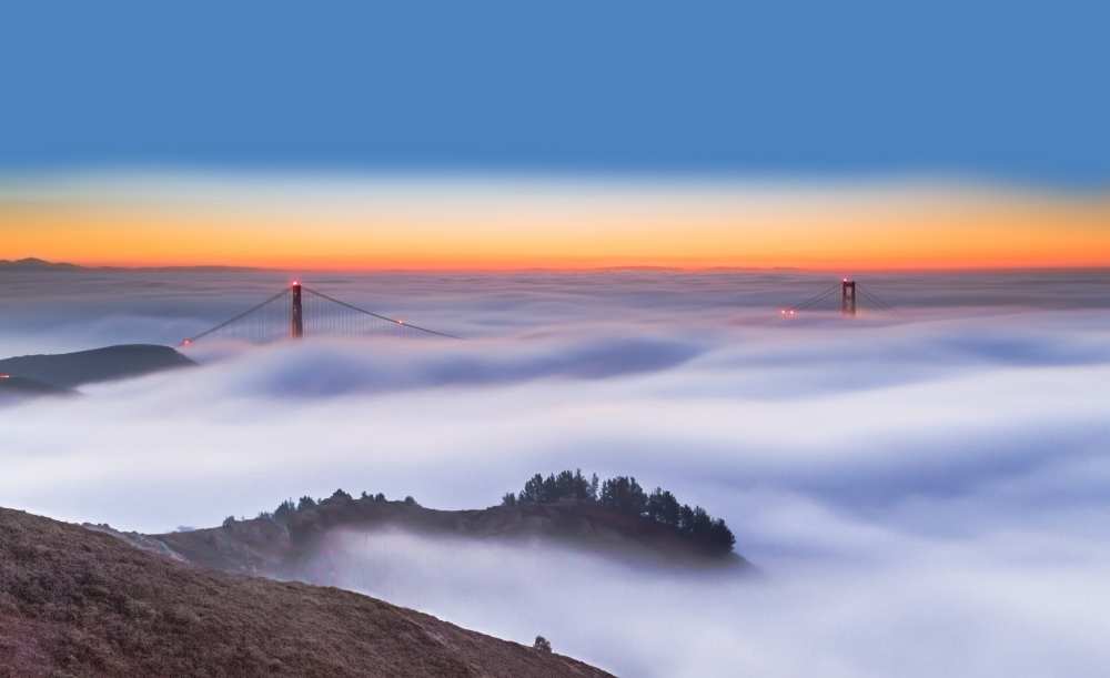 The Golden Gate Bridge in the Fog van Jenny Qiu