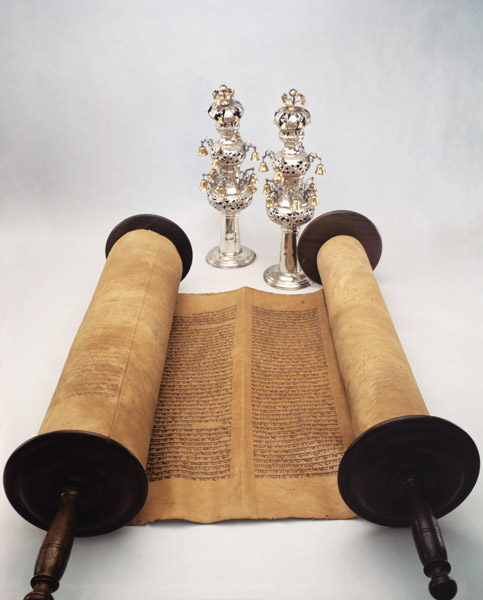 Torah scroll with Silver Crown finials (paper, wood & silver) van Jewish School