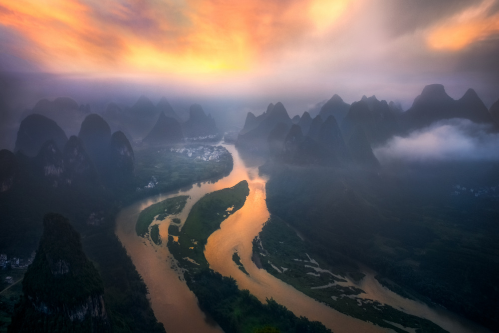 Misty Morning  Over the Li River van Jianping Yang