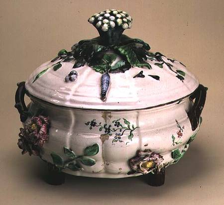 Covered tureen, decorated with applied ornament of flowers and vegetables van Johan Ludwig Eberhard Ehrenreich