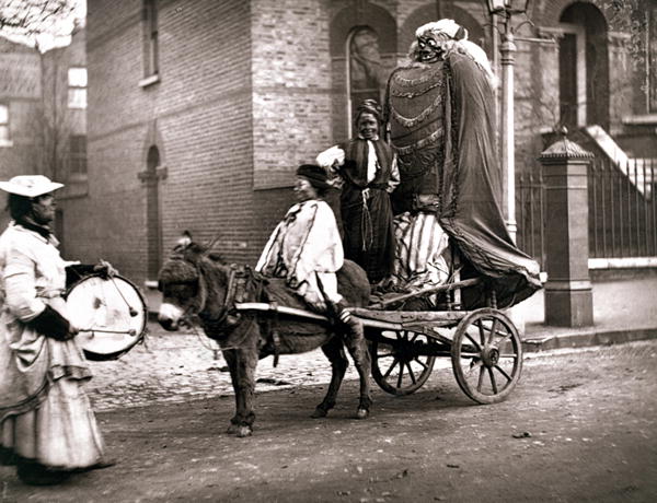 November Effigies, from ''Street Life in London'', 1877-78 (woodburytype)  van John Thomson