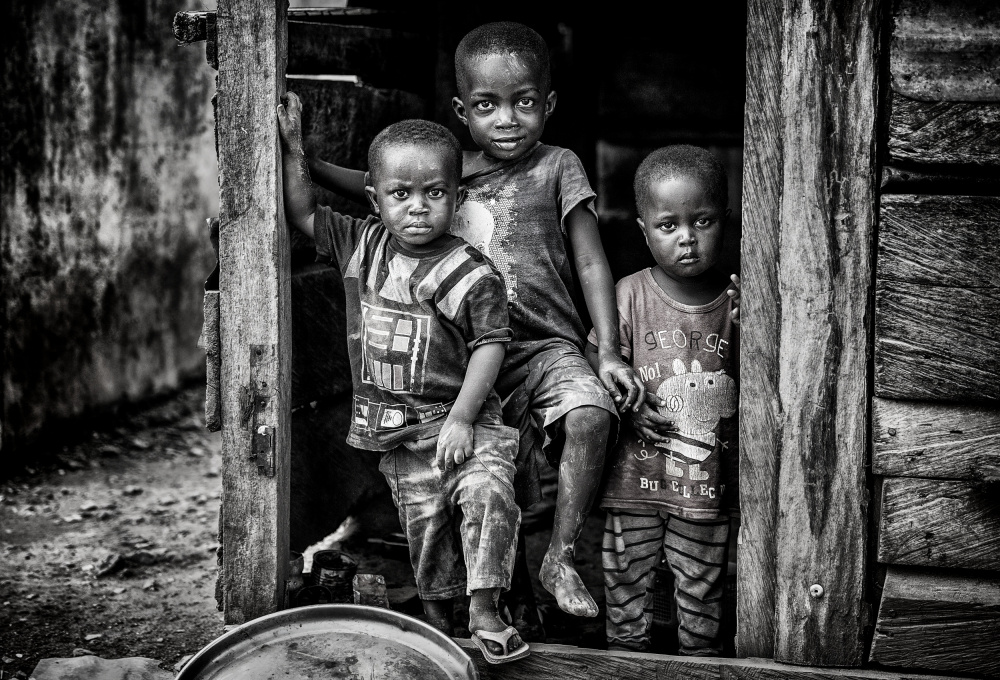 hree children about to leave their home - GhanaChildren in their home - Benin van Joxe Inazio Kuesta Garmendia