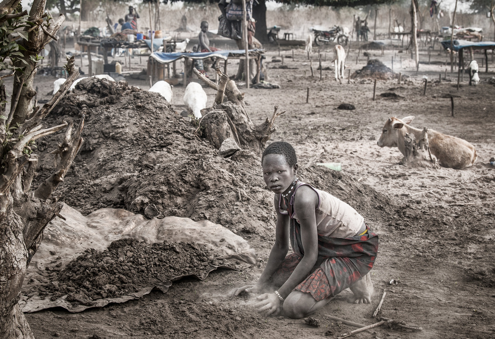A scene of a Mundari camp - South Sudan van Joxe Inazio Kuesta Garmendia