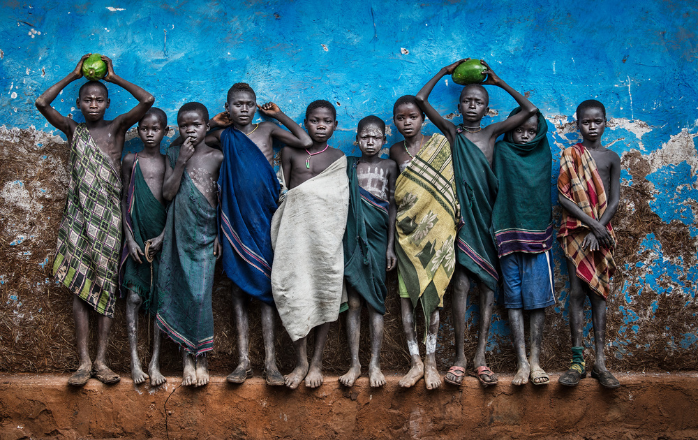 Surma tribe children posing for the picture - Ethiopia van Joxe Inazio Kuesta Garmendia