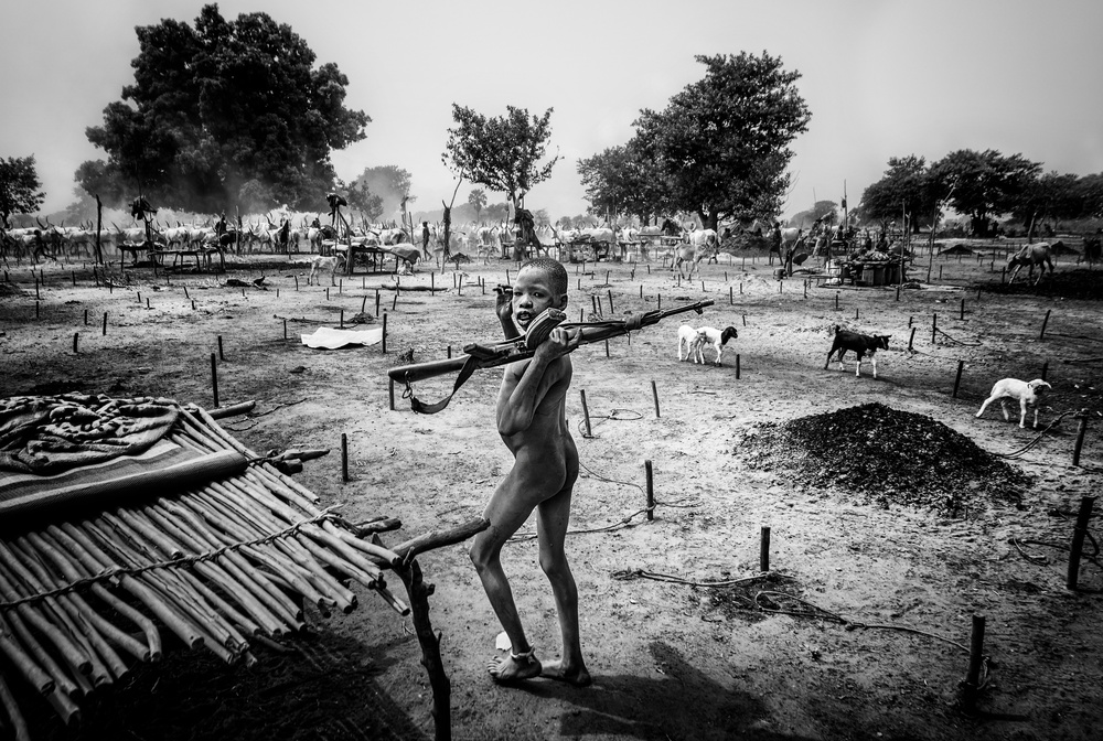 Imitating their elders - Mundari camp-South Sudan van Joxe Inazio Kuesta Garmendia