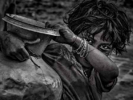 Rohingya refugee girl carrying a pitcher of water - Bangladesh