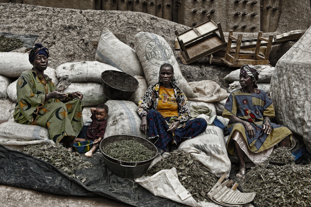 Selling in the market (Djenné - Mali) van Joxe Inazio Kuesta Garmendia