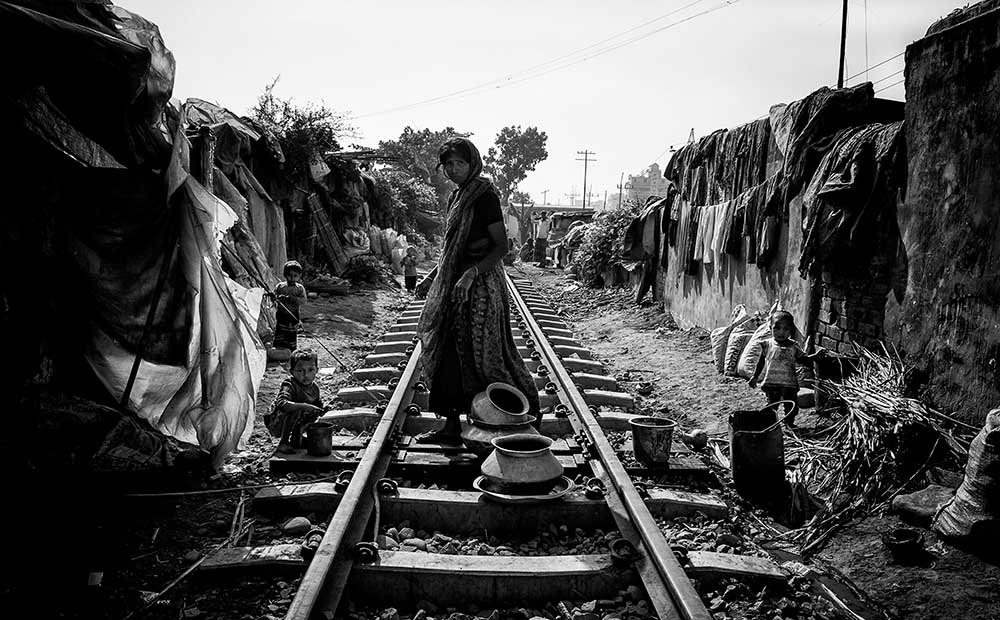 A scene of life on the train tracks - Bangladesh van Joxe Inazio Kuesta