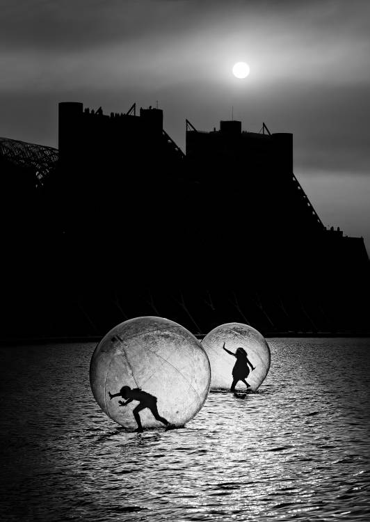 Games in a bubble van Juan Luis Duran