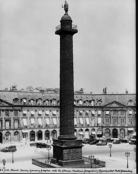 Place Vendome (1685-1708) with the Column built by Denon, Gondouin and Lepere in 1806-10 photographi van Jules Hardouin Mansart
