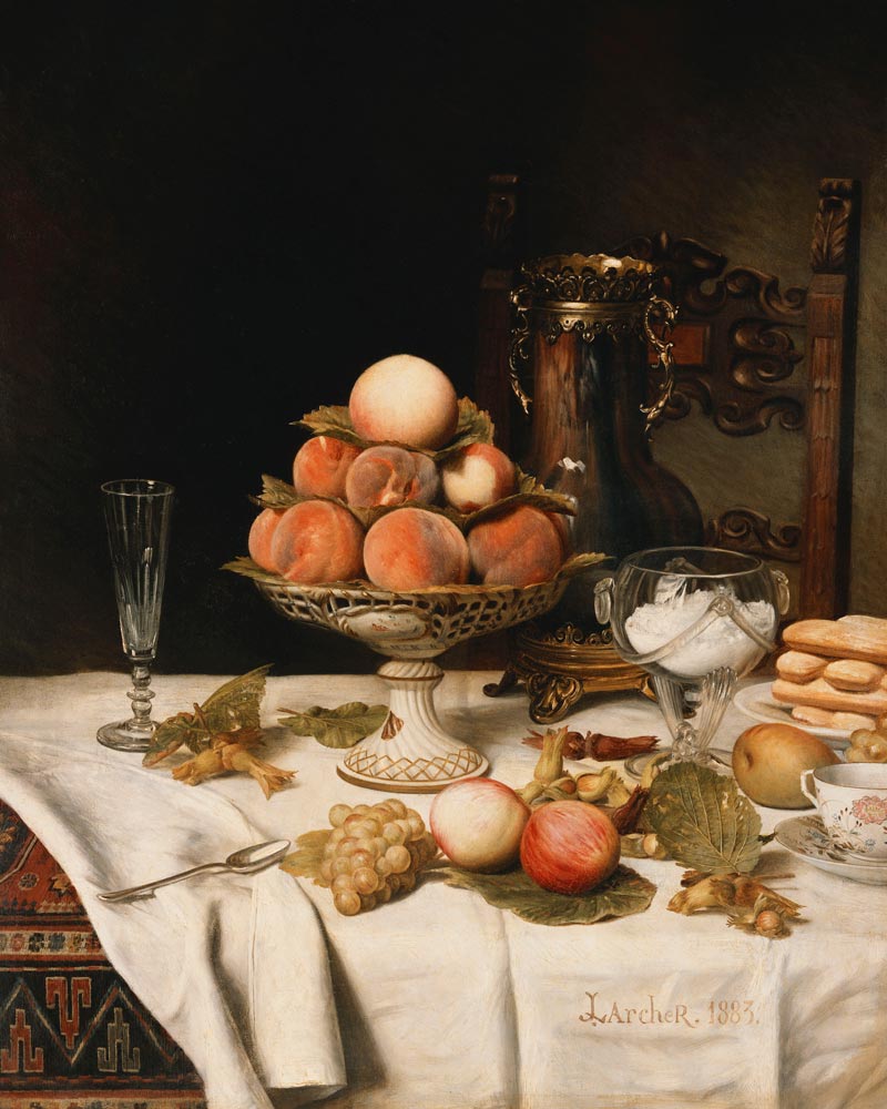 Pfirsiche in einer Obstschale, Trauben, Äpfel, Haselnüsse und Gebäck auf einem gedeckten Tisch van Jules Larcher