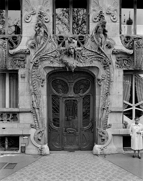 Entrance door to the apartments at 29 Avenue Rapp, designed in 1901 (b/w photo)  van Jules Lavirotte