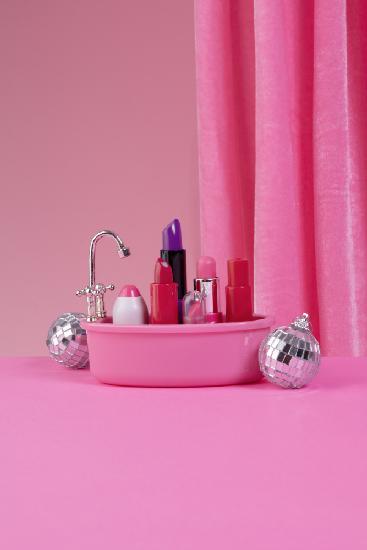 Lipstick bathtub