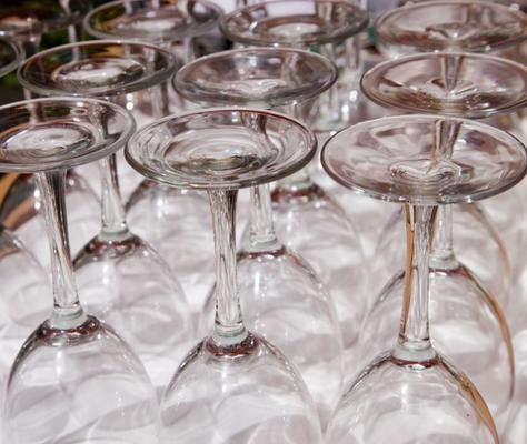Wine glasses in restaurant van Ken Welsh