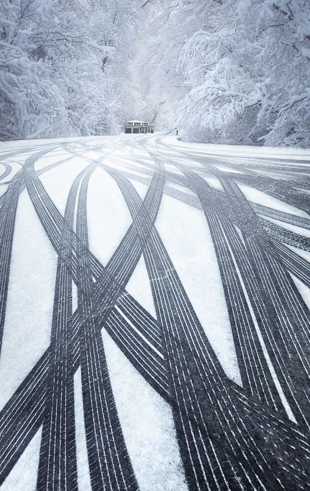 Wheel tracks in snow van Larry Deng