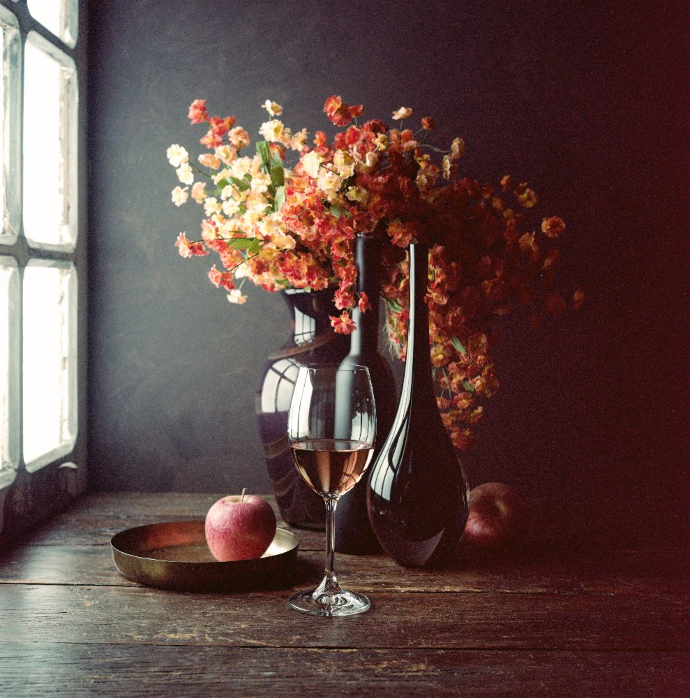 Still Life with Wine and an Apple van Luiz Laercio