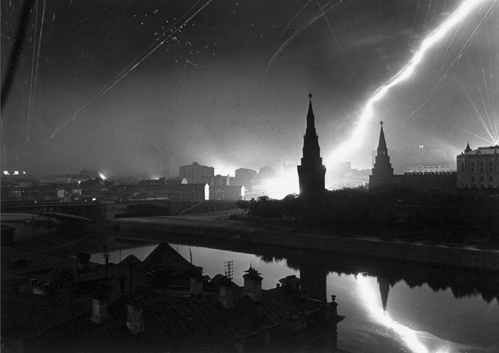 Air Raid over the Kremlin, Moscow, 1941 van Ma Bourke-white