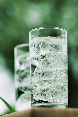 Mineralwasser mit Eiswürfeln van Maja Schon