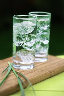 Mineralwasser mit Eiswürfeln van Maja Schon