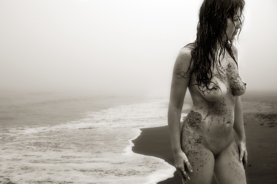Woman on the beach van Marco Antonio Cobo