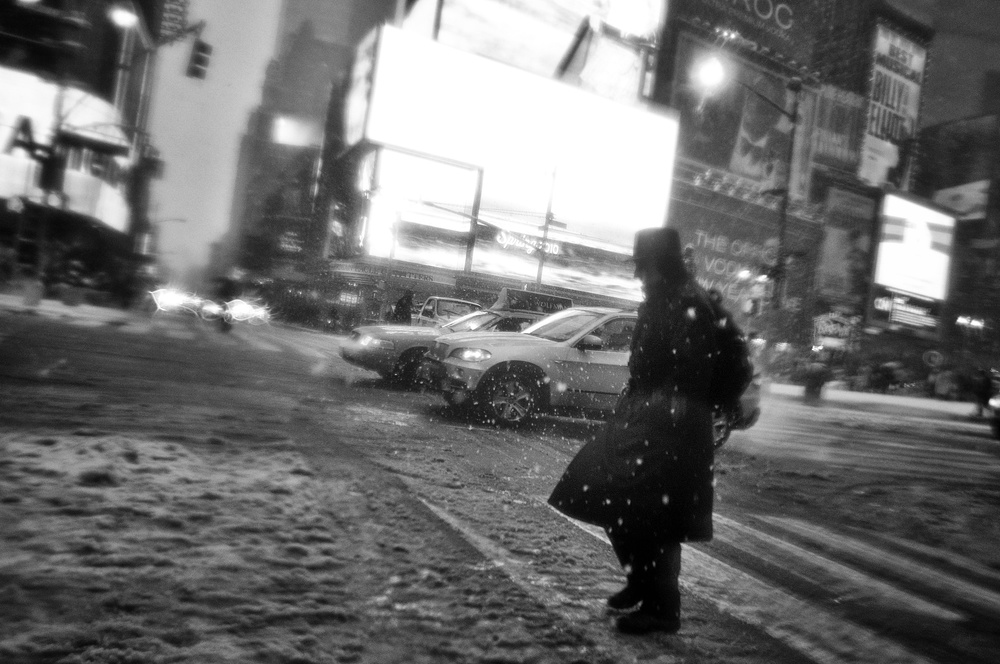 New York Walker in Blizzard van Martin Froyda