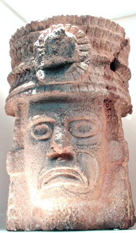 Figure wearing a feathered hat van Mayan