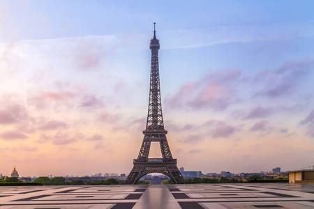 Eiffeltoren in Parijs bij zonsopgang