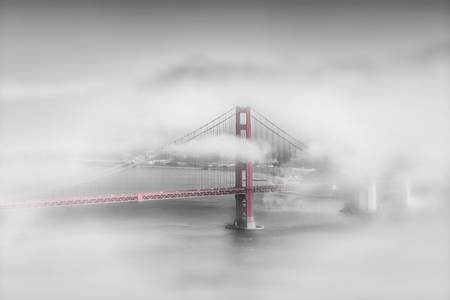 Golden Gate Bridge in de mist | colorkey