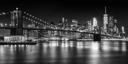 MANHATTAN SKYLINE & BROOKLYN BRIDGE Idyllisch nachtzicht | Panorama Monochroom