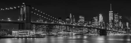 MANHATTAN SKYLINE & BROOKLYN BRIDGE Impressies bij Nacht | Panorama Monochroom