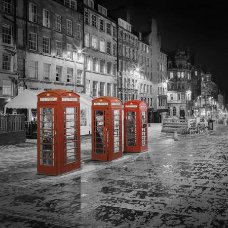 Rode telefooncellen op de Royal Mile in Edinburgh - Colorkey