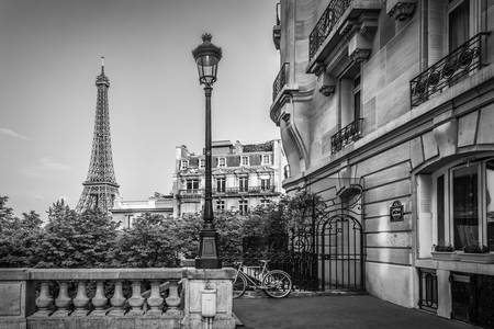 Straatbeeld met Parijse Charme | Eiffeltoren Monochroom