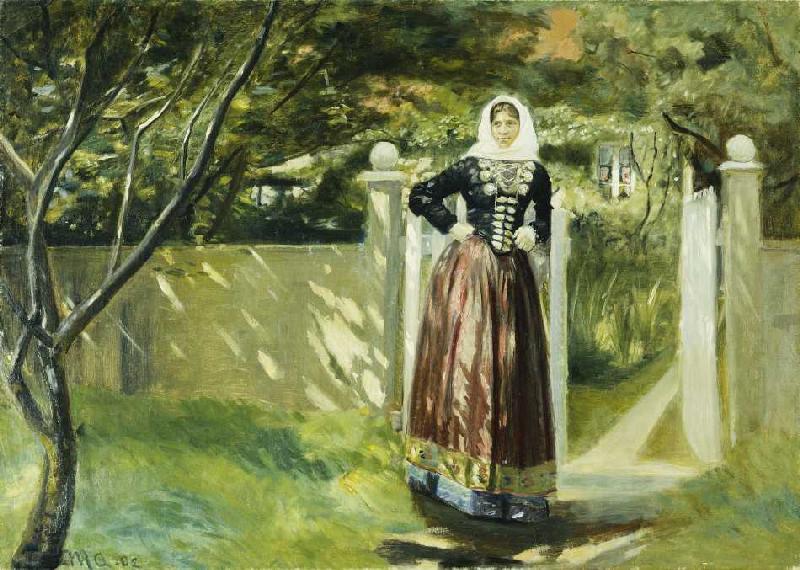 Frau in dänischer Tracht am Gartentor van Michael Peter Ancher