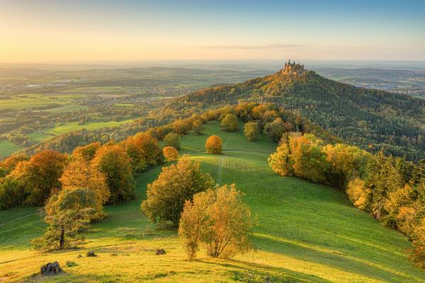 Blick vom Zeller Horn zur Burg Hohenzollern im Herbst van Michael Valjak