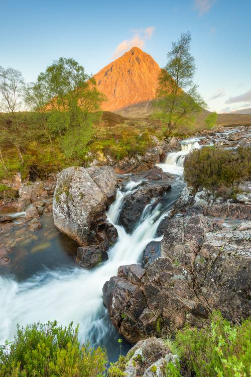 Etive Mor Wasserfall in Schottland mit Stob Dearg im Hintergrund van Michael Valjak