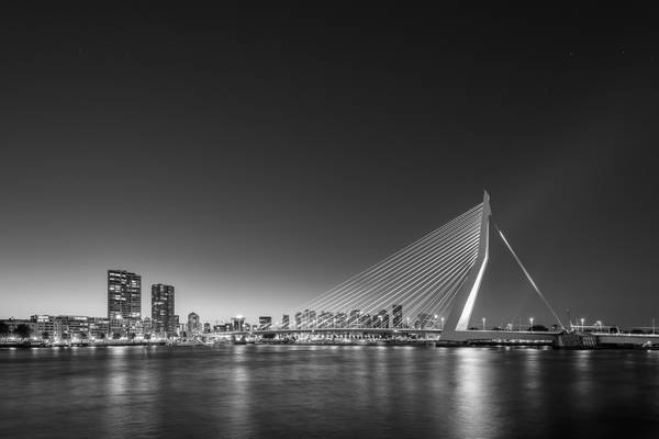 Rotterdam Skyline schwarz-weiß van Michael Valjak