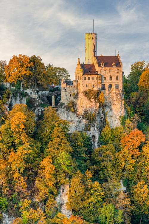 Schloss Lichtenstein im Herbst van Michael Valjak