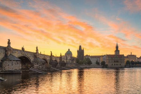 Sonnenaufgang in Prag van Michael Valjak