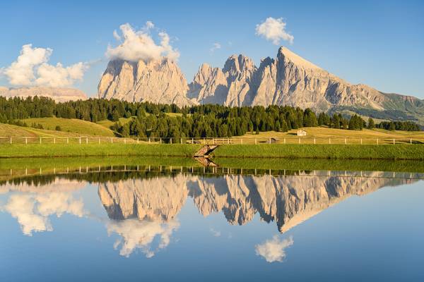 Spiegelung auf der Seiser Alm in Südtirol van Michael Valjak