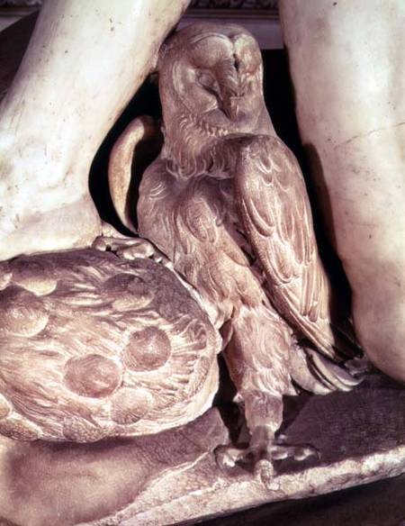 The Tomb of Giuliano de Medici (1478-1516) detail of the owl under the arm of Night van Michelangelo (Buonarroti)