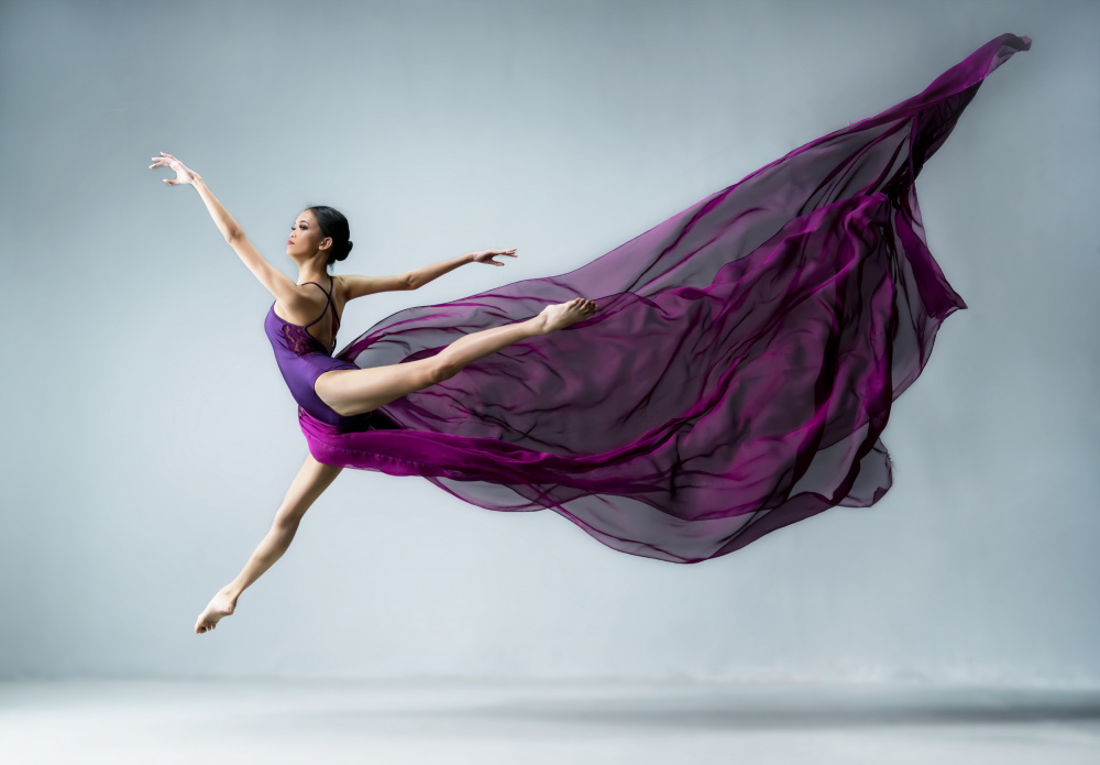 Dance in Purple van Mieke Suharini